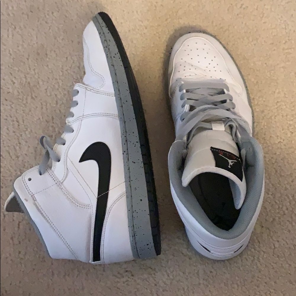 AUTHENTIC Nike Air Jordan 1 Mid